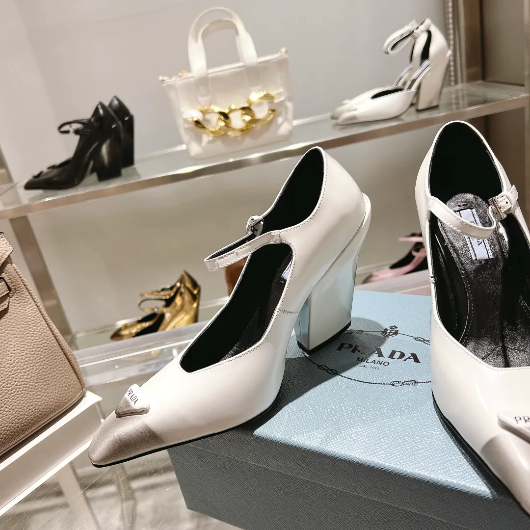 👟👟Ex-factory price 600👟👟 🏧🏧 PRADA ²⁰²²𝐬𝐬Prada’s new product, prada22/23ss “T-stage show style”, the most popular large block heels and wedge-heeled shoes in the ordering conference, (original top-grade open-edge beaded cowhide leather, 3D electronic spray painting color effect. 2 styles are grandly launched.) ——————————————————❣️ The 2022S/23S PRADA autumn and winter new styles are so good-looking. Internet celebrities from all over the world have planted popular models, awakening the imagination of skirt trains, corset ribs and corset curves, streamlined to the extreme ~ super hot series of hot products, iconic logo small leather bag with buckle.  Prada spring 2022's latest electronic inkjet technology, coupled with a small square toe, allows the autumn and winter models to evolve the same look, showing two different styles through different makeup, hair and body shapes with 8.5cm thick heels. Autumn singles and boots are equally charming, and the styles presented are also wonderful!  This season's Prada styles are simpler in design than before. They don't deliberately pursue a trendy or sporty feel. The overall look is natural, and the colors are not too bright. They are so beautiful when paired with a large pointed wedge heel. 😋The original shoes are developed and purchased from Italian counters, and are reproduced 1:1 according to the original taste. The sloped block heel and concave and convex shape are the same as the original. 💛❤️ ⚛ Mixed sheepskin lining is breathable and comfortable, genuine leather outsole ⚛Ready for sale Size: 35-39 (40 customized) ⚛Multiple colors, all official colors can be produced.